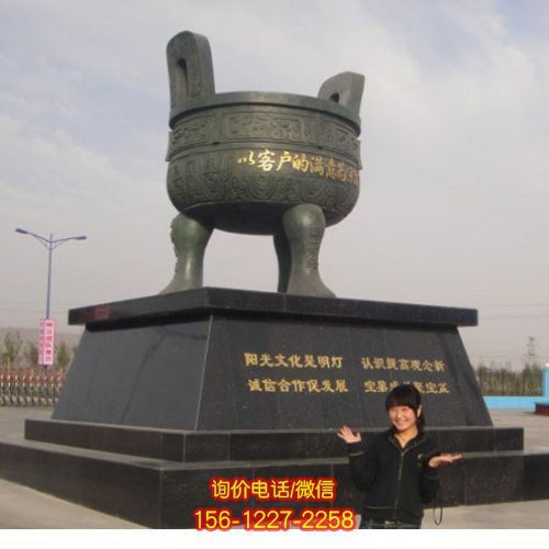 仿古青銅雕塑，點綴廣場美景