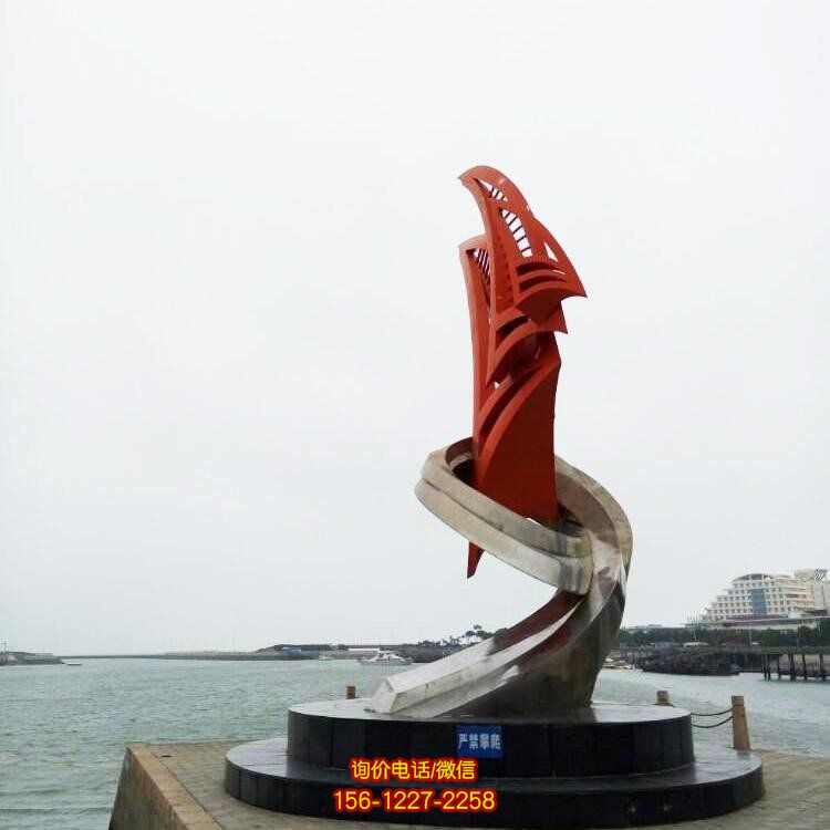 不銹鋼抽象帆船雕塑，為廣場景觀增添美感