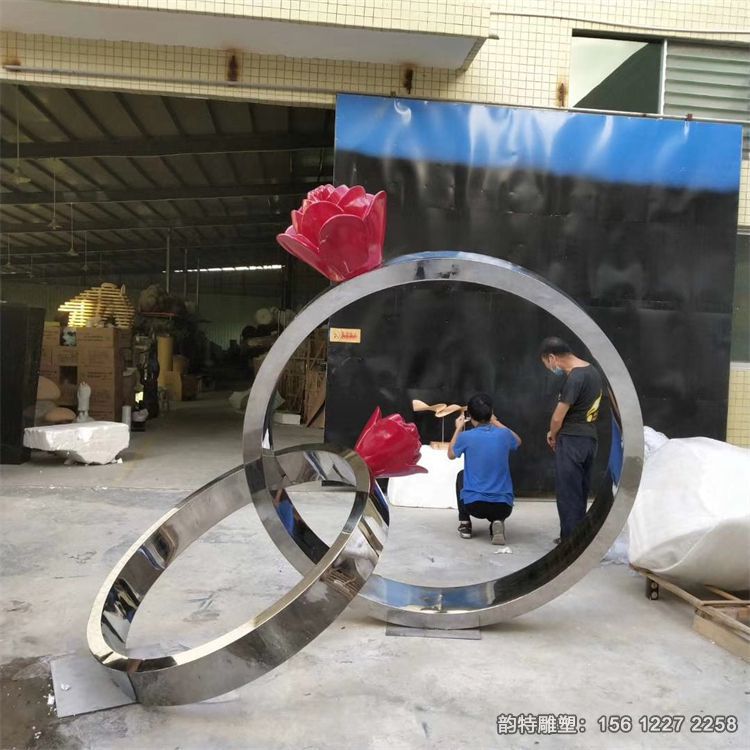 不銹鋼戒指雕塑 線條流暢,藝術感染力強 不銹鋼戒指雕塑 線條流暢,藝術感染力強