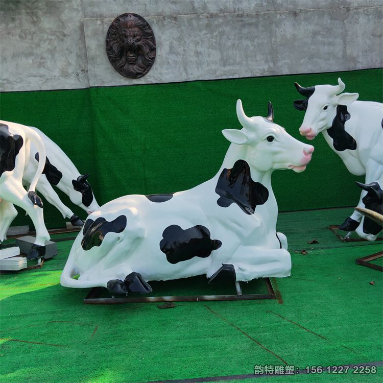 大型仿真奶牛雕塑，玻璃鋼仿真動物雕塑廠家