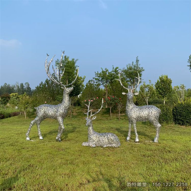 不銹鋼鏤空鹿雕塑制作廠家，金屬抽象發(fā)光鹿雕塑